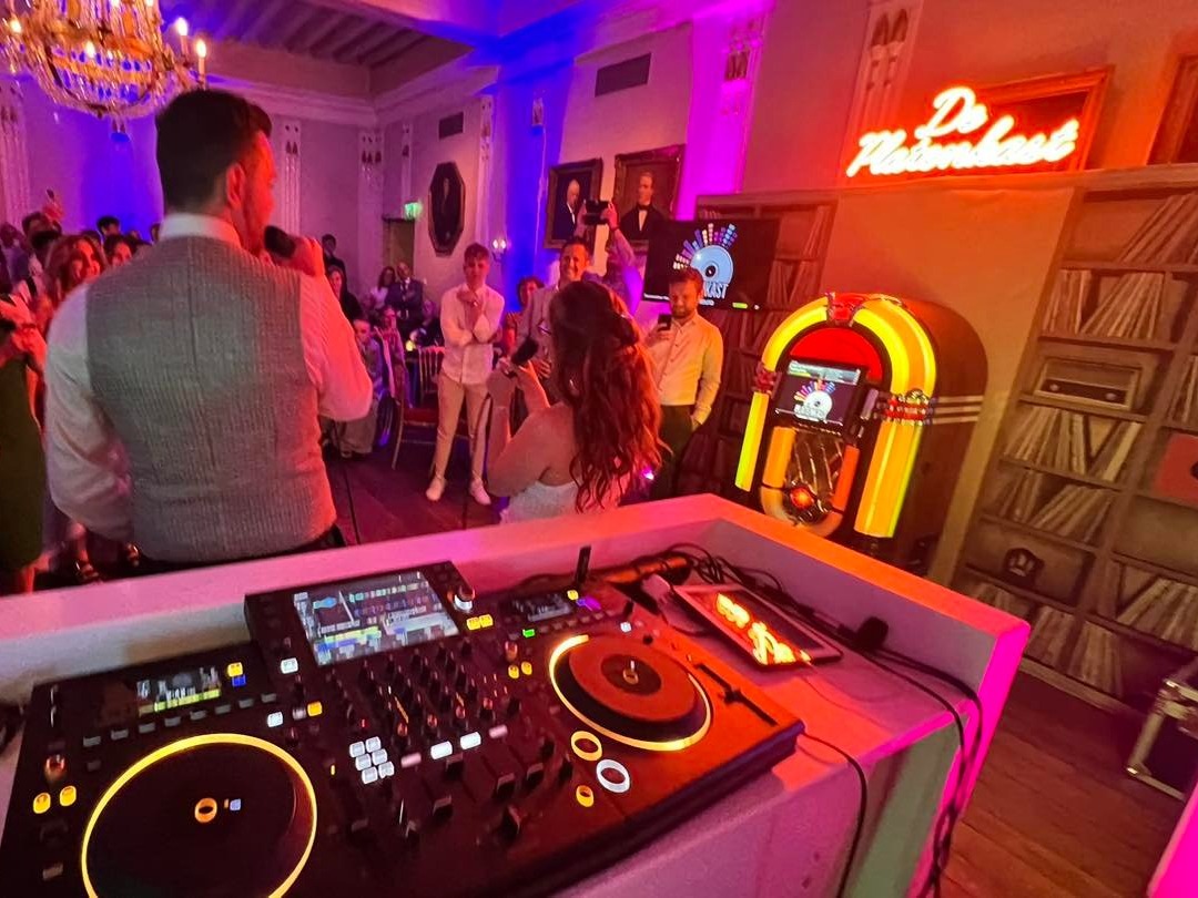 de-vriendelijkedjs met een jukebox en een photobooth