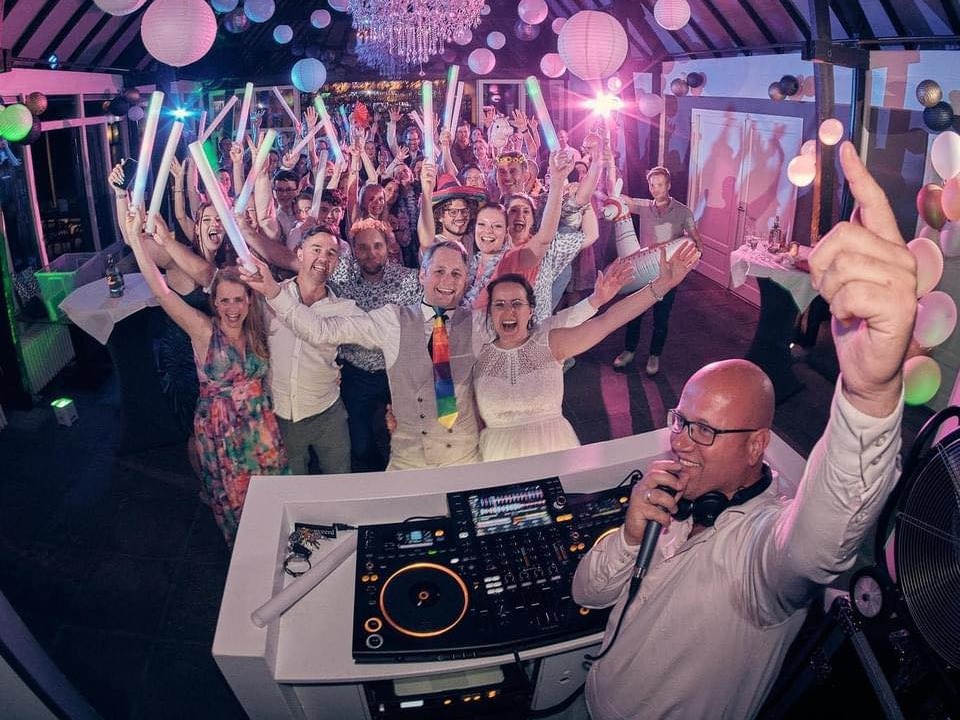 de-vriendelijkedjs in een trouwzaal