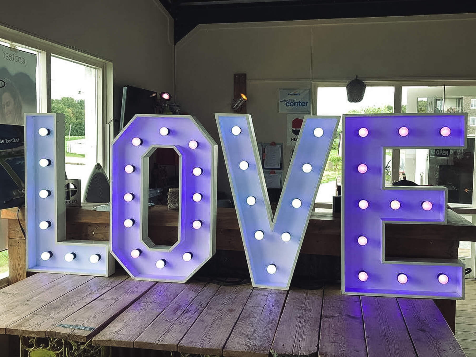 LOVE lichtletters huren met een photobooth