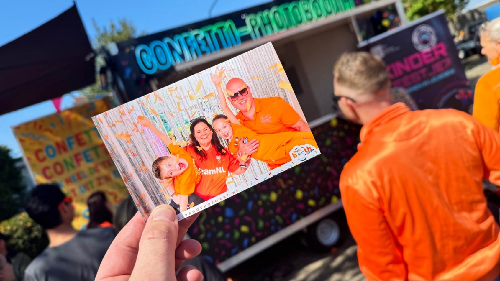 photobooth trailer confetti