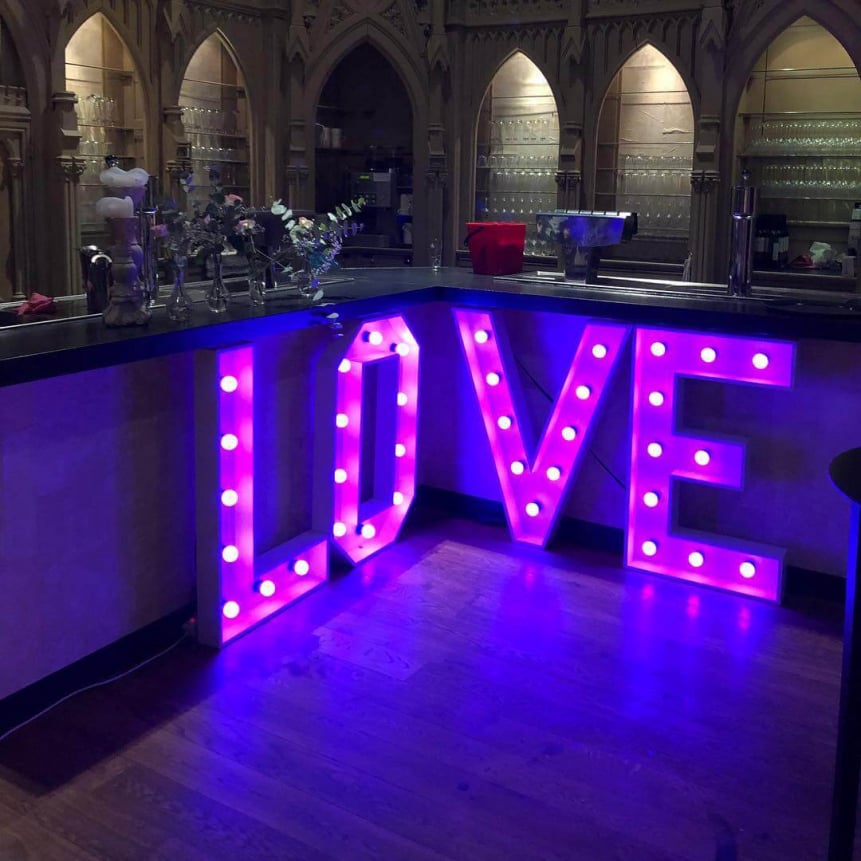 Korting op een photobooth huren in Rotterdam met lichtletters.