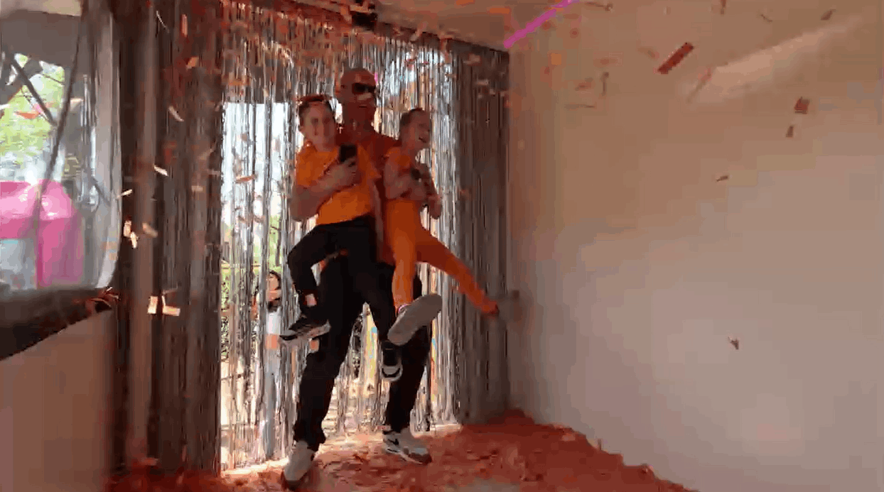 photobooth trailer confetti
