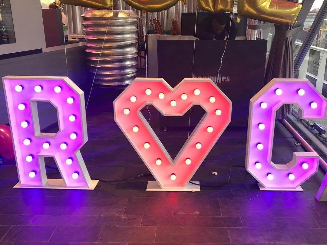Lichtletters en photobooth huren met korting
