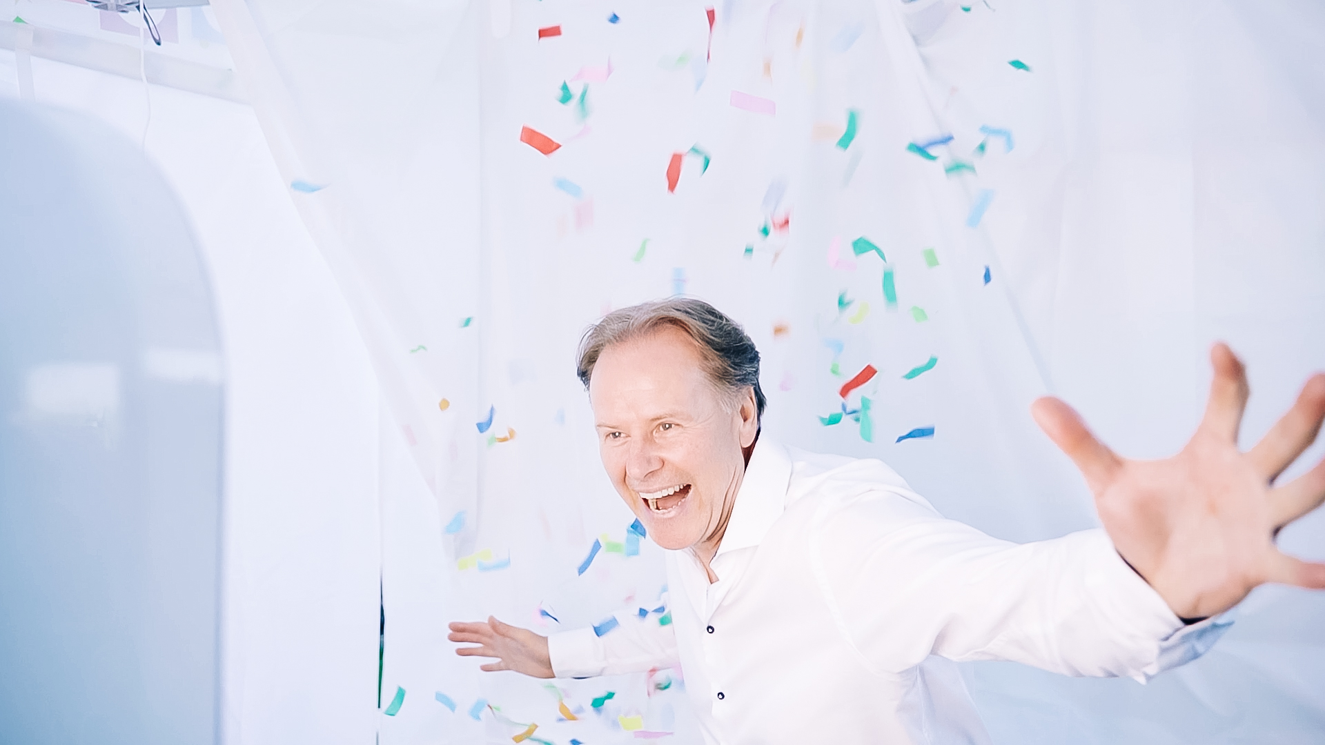 man in tent van de confetti photobooth