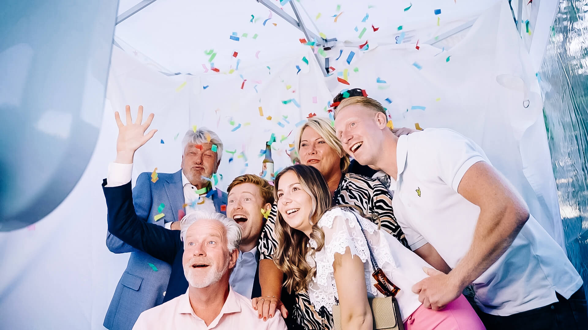 groeps foto in de confetti photobooth