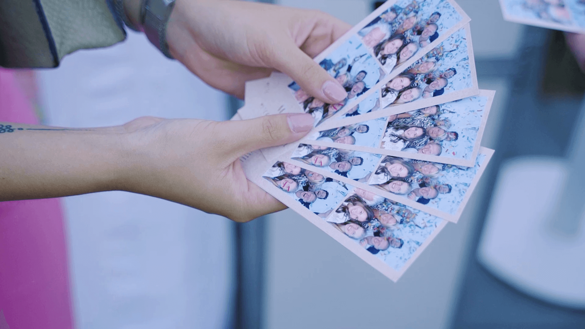Fotoprints bij een photobooth die vaste gehouden worden door een vrouw