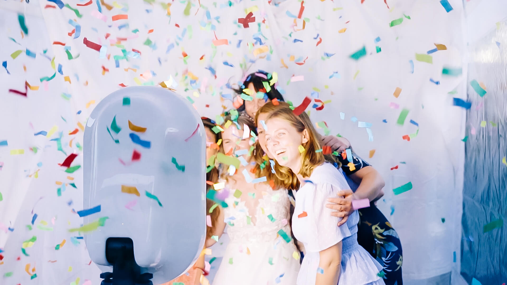 Photobooth verhuur op bedrijfsfeest met confetti