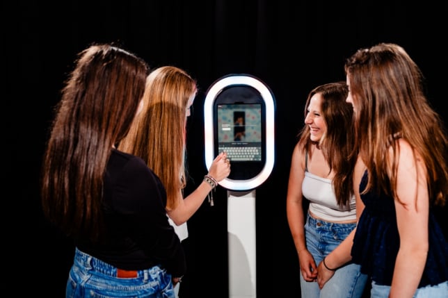 Leusden photobooth verhuur met vrouwen